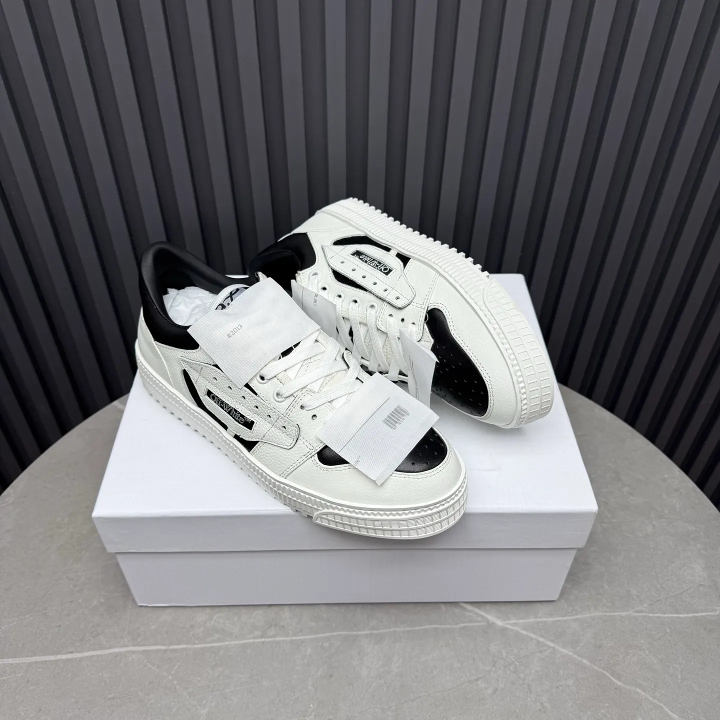 【OFF WHITE】P: 680💰Couple model👫, Size: Female 35-40. Male 39-44 (customized at 45.46) High-quality version👊 "Out of office" series original molding, original lasting, production process 1:1 original ➰OFF GRAY WHITE OW ➰ First layer of cowhide, imported skin-friendly and environmentally friendly polyester mesh, original molding, high elasticity and environmentally friendly molding pad Made with the original lasting process. The original molded rubber outsole (never yellows and deforms) has a super correct shape, bright color and strong three-dimensional effect👍. Packaging💯Full set of packaging synchronized with the official website (branded paper, certificate of quality, branded cloth bag)